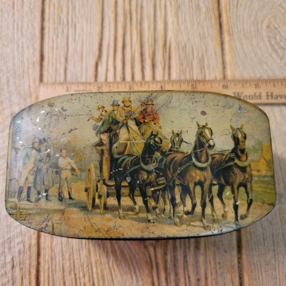 Vintage hinged lid tin, with stagecoach picture lid. MADE IN ENGLAND - Picture 1 of 5